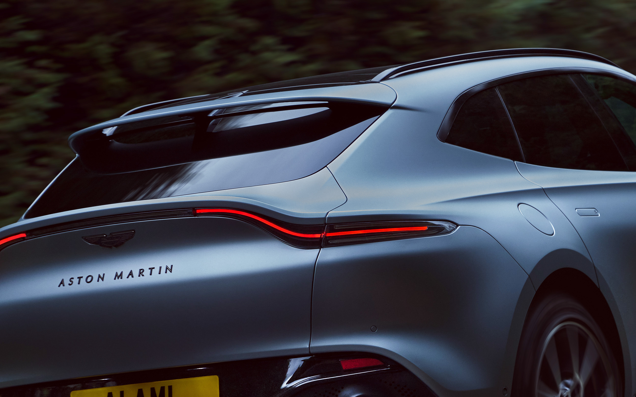 Aston Martin DBX  1